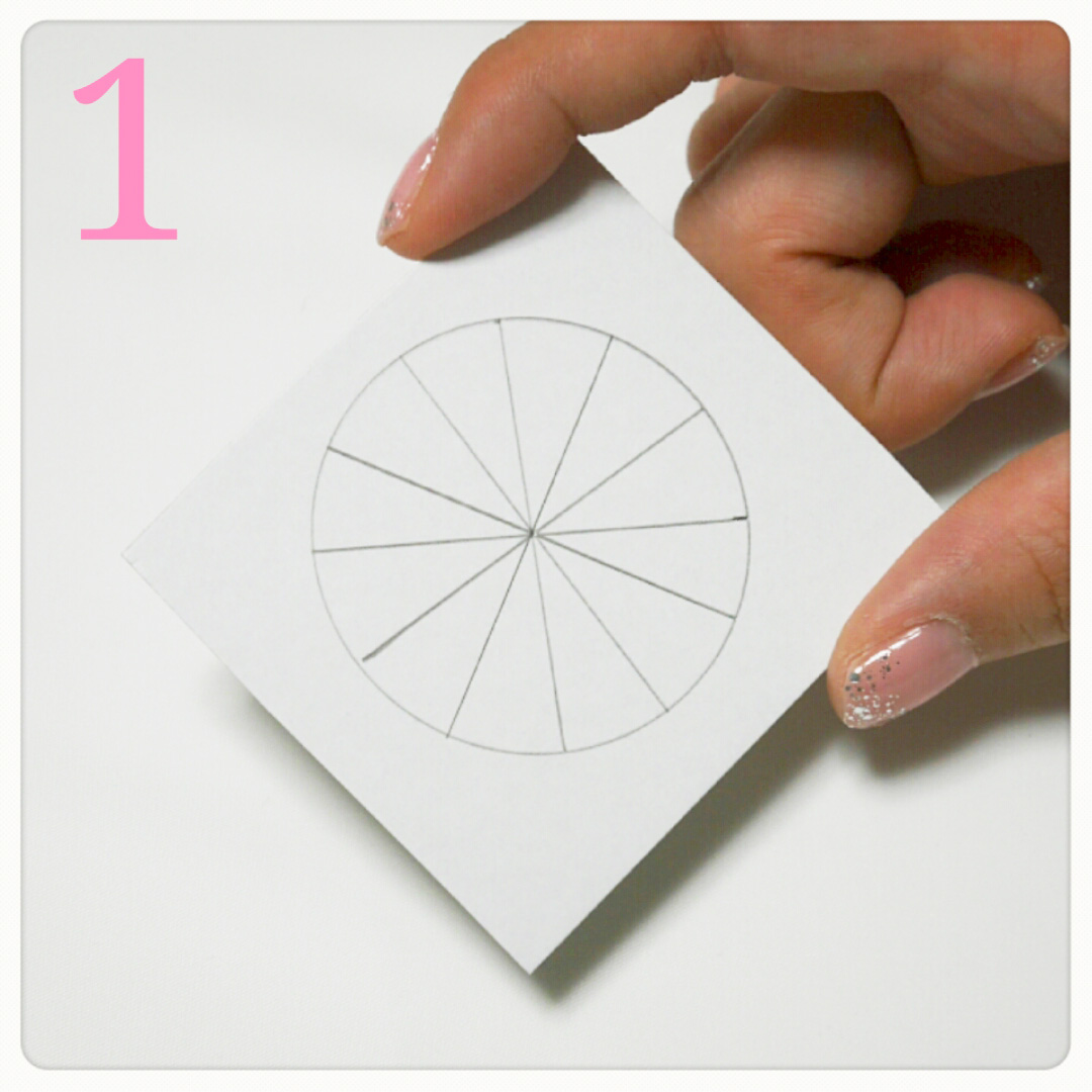 ロゼットのつくりかた　型紙に円を描き、円を１２等分する線を引きます。円の直径は、リボンの幅の２倍くらい。